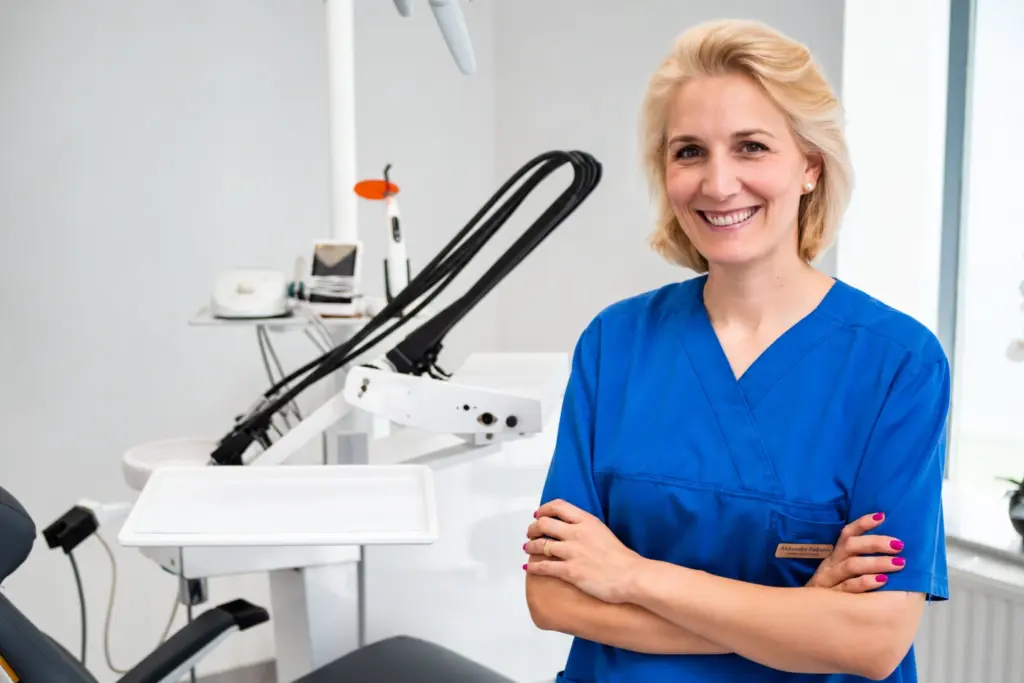 Dr. Aleksandra Forkapić kék munkaruhában az Aleksandra fogászati rendelőben.